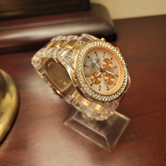 New Women's Rose Gold Fashion Watch with Diamond Bezel - Picture 3 of 3